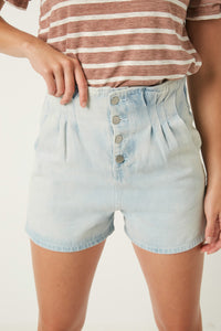 Hy1130W Light Denim Plus High Waist Pleated Denim Shorts Full Body